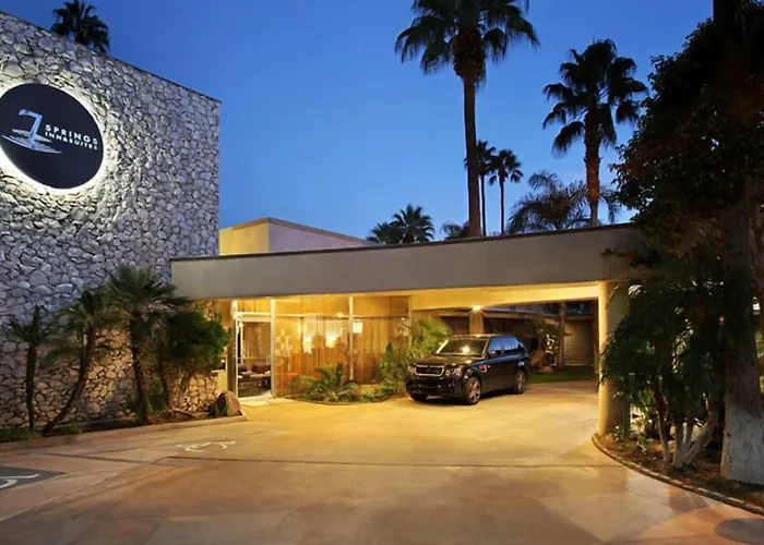 7 Springs Inn & Suites